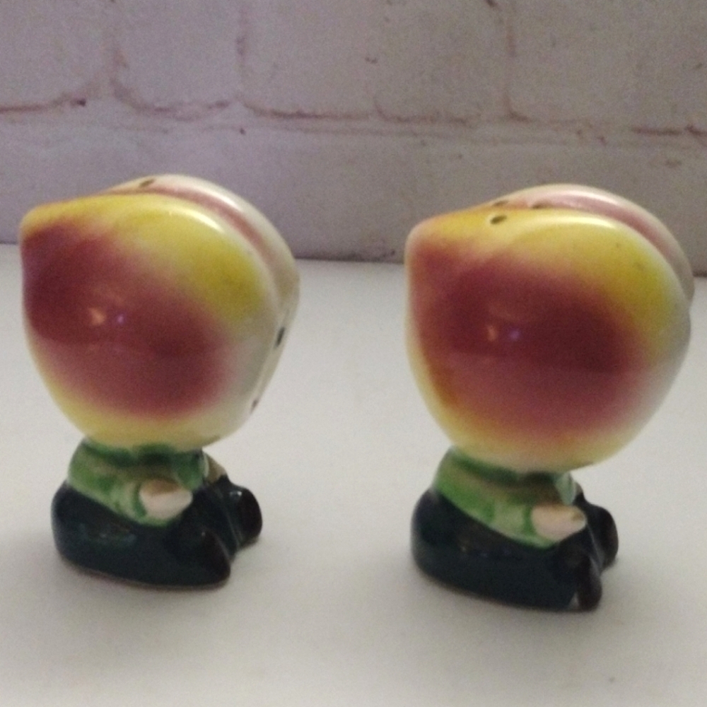 Vintage Anthropomorphic Peach Fruits People Salt & Pepper Shakers 2.5" - Picture 5 of 8